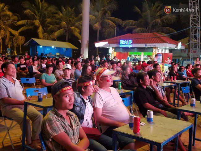 Hàng vạn CĐV tại SVĐ Mỹ Đình ôm nhau nhảy múa tưng bừng khi Việt Nam dẫn trước Philippines-23