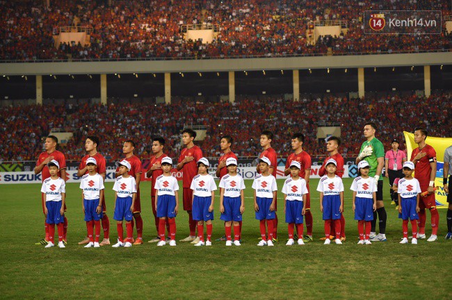 Hàng vạn CĐV tại SVĐ Mỹ Đình ôm nhau nhảy múa tưng bừng khi Việt Nam dẫn trước Philippines-25