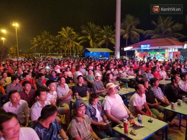 Hàng vạn CĐV tại SVĐ Mỹ Đình ôm nhau nhảy múa tưng bừng khi Việt Nam dẫn trước Philippines-24