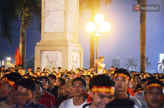 Hàng vạn CĐV tại SVĐ Mỹ Đình ôm nhau nhảy múa tưng bừng khi Việt Nam dẫn trước Philippines-20
