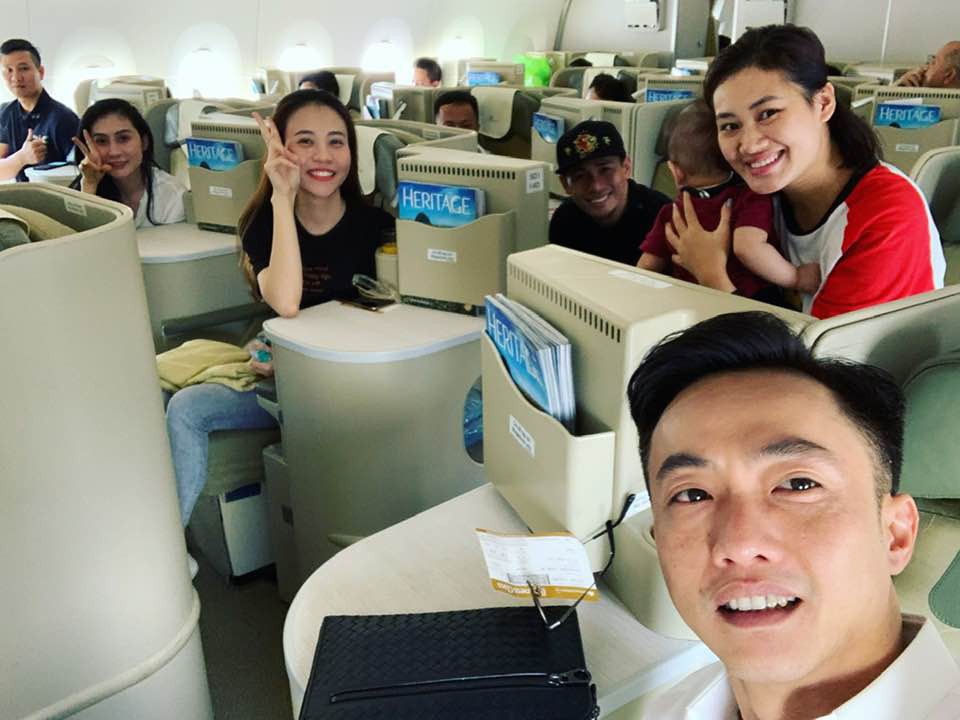 Cường Đô La dắt tay bạn gái ra Hà Nội, hòa cùng dàn mỹ nhân Vbiz lên sân Mỹ Đình cổ vũ bóng đá-1