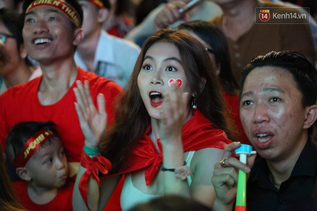 Hàng vạn CĐV tại SVĐ Mỹ Đình ôm nhau nhảy múa tưng bừng khi Việt Nam dẫn trước Philippines-13