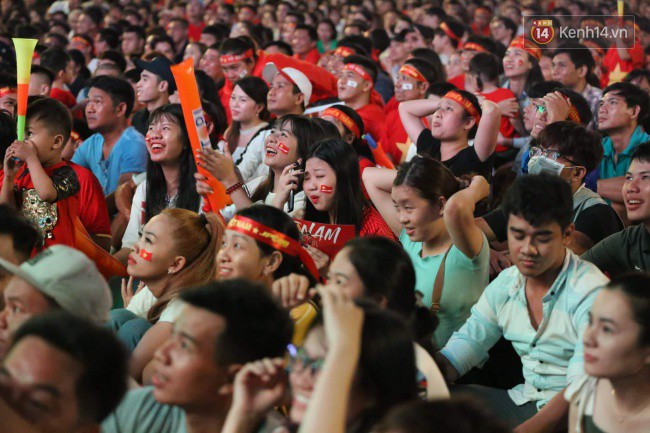 Hàng vạn CĐV tại SVĐ Mỹ Đình ôm nhau nhảy múa tưng bừng khi Việt Nam dẫn trước Philippines-15