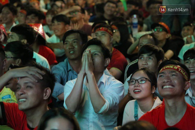 Hàng vạn CĐV tại SVĐ Mỹ Đình ôm nhau nhảy múa tưng bừng khi Việt Nam dẫn trước Philippines-14