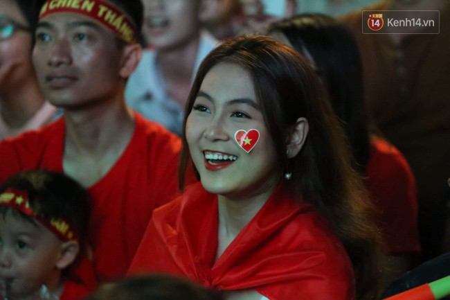 Hàng vạn CĐV tại SVĐ Mỹ Đình ôm nhau nhảy múa tưng bừng khi Việt Nam dẫn trước Philippines-12