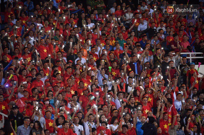Hàng vạn CĐV tại SVĐ Mỹ Đình ôm nhau nhảy múa tưng bừng khi Việt Nam dẫn trước Philippines-16