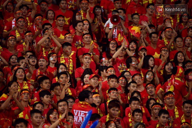 Hàng vạn CĐV tại SVĐ Mỹ Đình ôm nhau nhảy múa tưng bừng khi Việt Nam dẫn trước Philippines-18