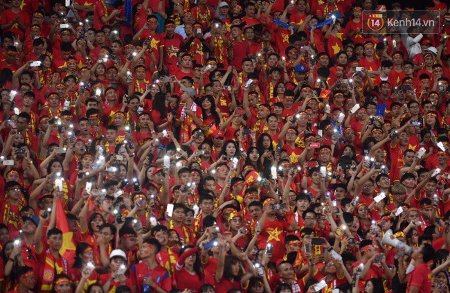 Hàng vạn CĐV tại SVĐ Mỹ Đình ôm nhau nhảy múa tưng bừng khi Việt Nam dẫn trước Philippines-17