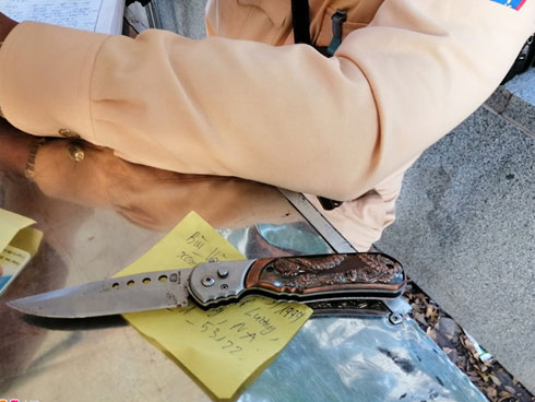 Ổ nhóm chuyên ép, nhốt nữ tiếp viên karaoke vào nhà nghỉ để bắt tiếp khách-3