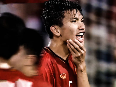 Xúc động khoảnh khắc mẹ Văn Hậu chăm chú nhìn như thôi miên cậu con trai bước ra sân-12