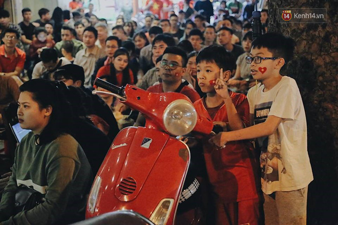 Hàng vạn CĐV tại SVĐ Mỹ Đình ôm nhau nhảy múa tưng bừng khi Việt Nam dẫn trước Philippines-2