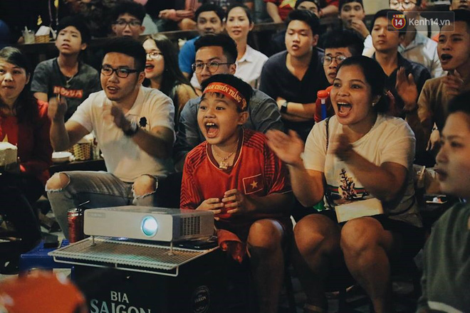 Hàng vạn CĐV tại SVĐ Mỹ Đình ôm nhau nhảy múa tưng bừng khi Việt Nam dẫn trước Philippines-3