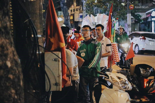 Hàng vạn CĐV tại SVĐ Mỹ Đình ôm nhau nhảy múa tưng bừng khi Việt Nam dẫn trước Philippines-4