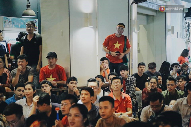 Hàng vạn CĐV tại SVĐ Mỹ Đình ôm nhau nhảy múa tưng bừng khi Việt Nam dẫn trước Philippines-5
