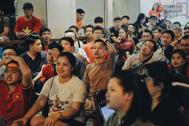 Hàng vạn CĐV tại SVĐ Mỹ Đình ôm nhau nhảy múa tưng bừng khi Việt Nam dẫn trước Philippines-6