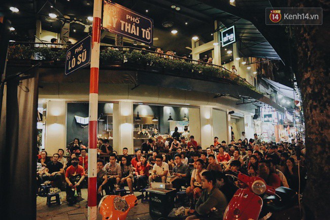 Hàng vạn CĐV tại SVĐ Mỹ Đình ôm nhau nhảy múa tưng bừng khi Việt Nam dẫn trước Philippines-10