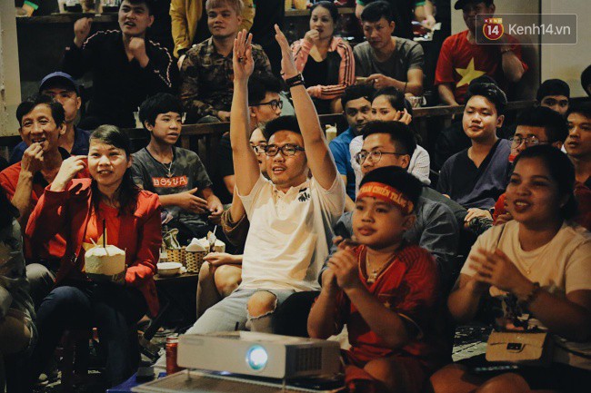 Hàng vạn CĐV tại SVĐ Mỹ Đình ôm nhau nhảy múa tưng bừng khi Việt Nam dẫn trước Philippines-11