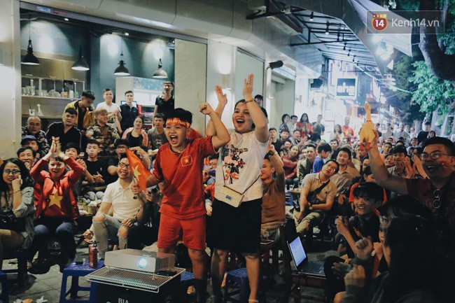 Hàng vạn CĐV tại SVĐ Mỹ Đình ôm nhau nhảy múa tưng bừng khi Việt Nam dẫn trước Philippines-1