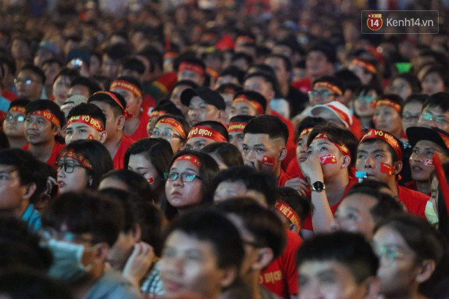 Hàng vạn CĐV tại SVĐ Mỹ Đình ôm nhau nhảy múa tưng bừng khi Việt Nam dẫn trước Philippines-7