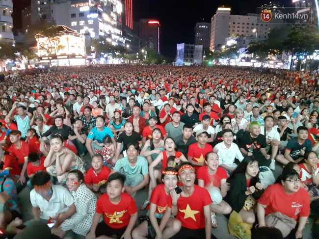 Hàng vạn CĐV tại SVĐ Mỹ Đình ôm nhau nhảy múa tưng bừng khi Việt Nam dẫn trước Philippines-9