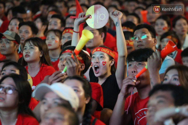 Hàng vạn CĐV tại SVĐ Mỹ Đình ôm nhau nhảy múa tưng bừng khi Việt Nam dẫn trước Philippines-8