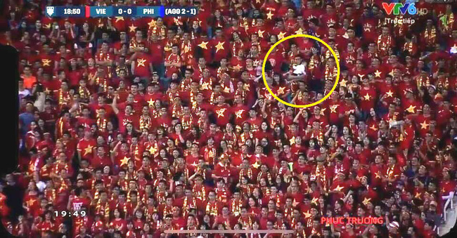 Hài hước hình ảnh ông bố vừa xem bóng, vừa trông con xuất hiện trên khán đài sân Mỹ Đình-1