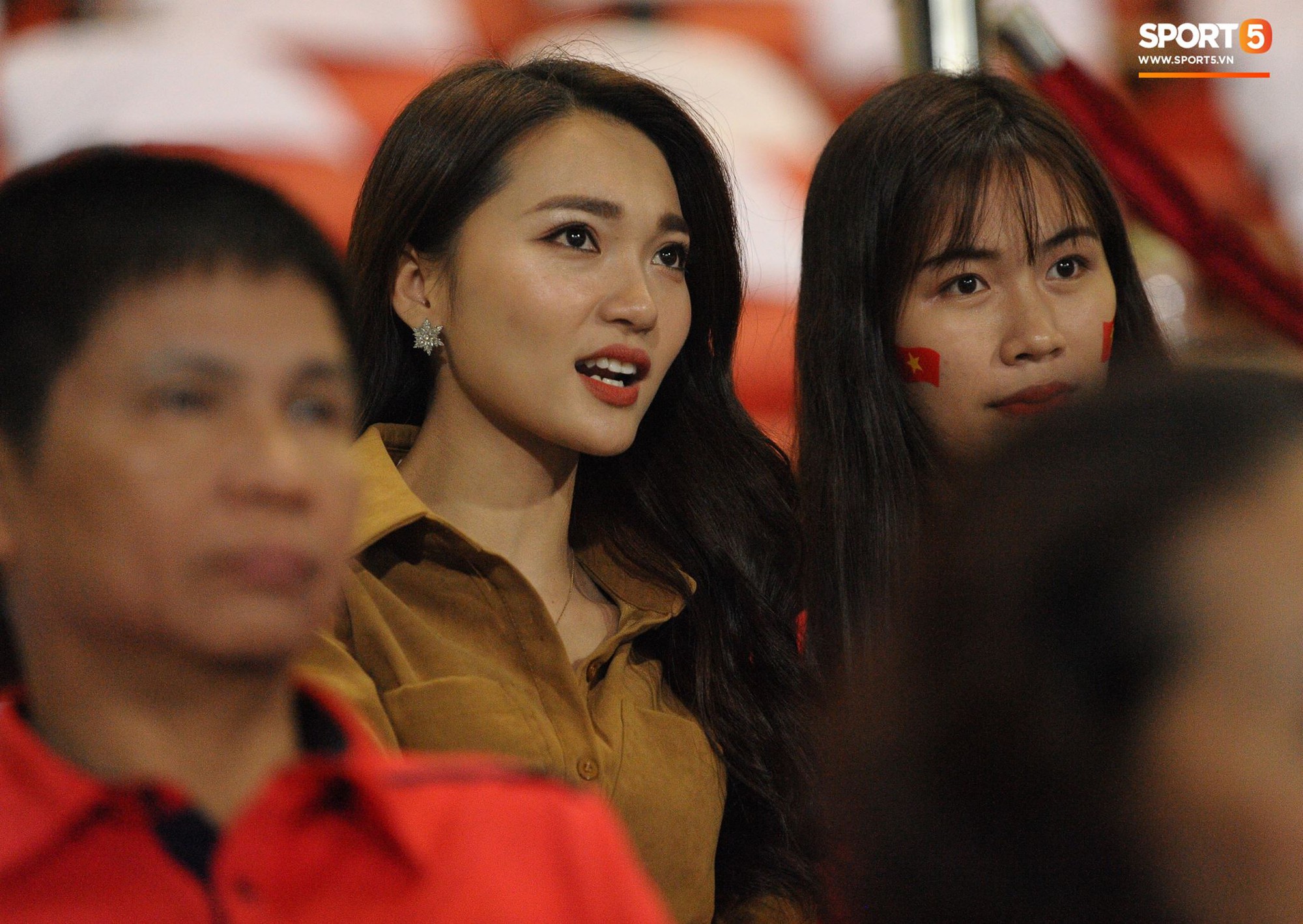 Người yêu cầu thủ Duy Mạnh, bạn gái tin đồn của Văn Đức nổi bật trên khán đài trận bán kết kịch tính-1