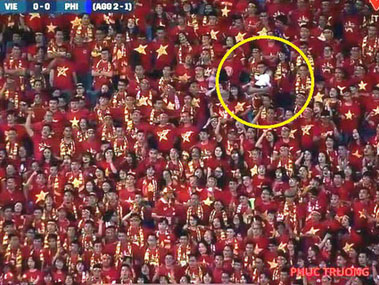 Vẻ mặt thẫn thờ của Công Phượng, Văn Quyết trên ghế dự bị được chia sẻ trong suốt trận đấu-4