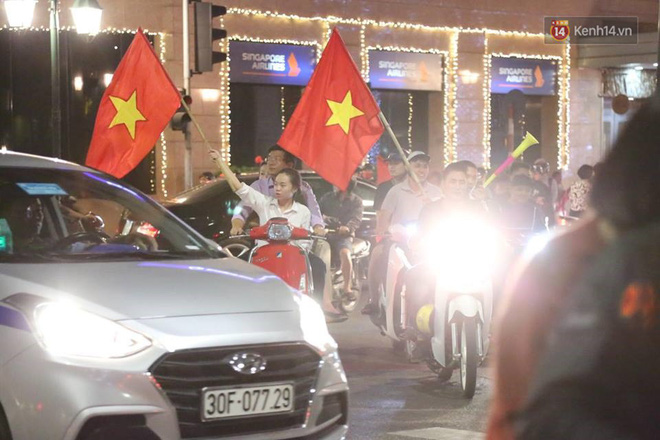 Dòng người bắt đầu đổ xuống các ngả đường, ăn mừng đội tuyển Việt Nam vào chung kết AFF Cup sau 10 năm chờ đợi-25