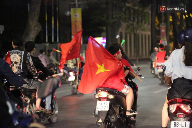 Dòng người bắt đầu đổ xuống các ngả đường, ăn mừng đội tuyển Việt Nam vào chung kết AFF Cup sau 10 năm chờ đợi-24