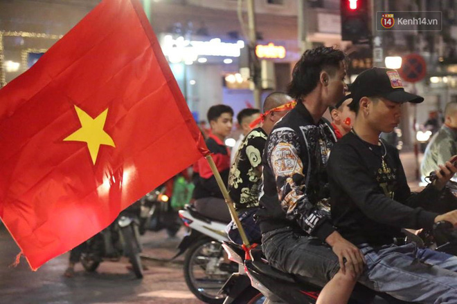 Dòng người bắt đầu đổ xuống các ngả đường, ăn mừng đội tuyển Việt Nam vào chung kết AFF Cup sau 10 năm chờ đợi-23
