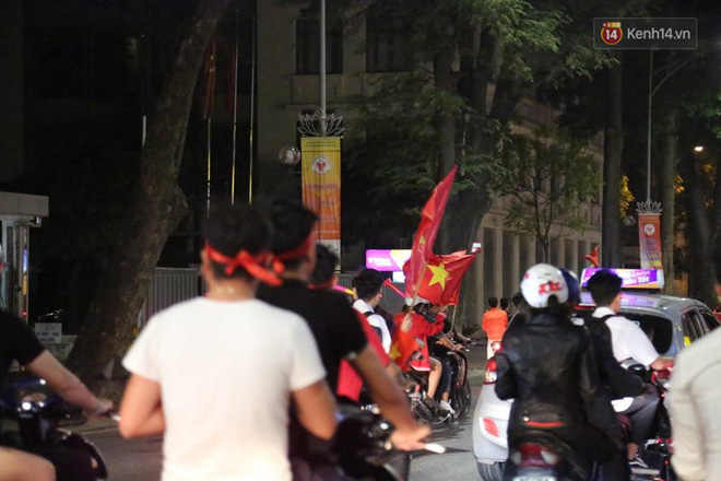 Dòng người bắt đầu đổ xuống các ngả đường, ăn mừng đội tuyển Việt Nam vào chung kết AFF Cup sau 10 năm chờ đợi-22