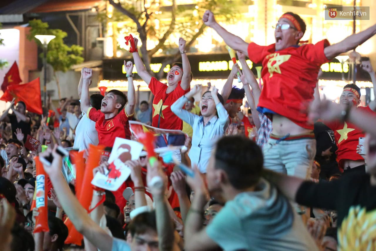 Dòng người bắt đầu đổ xuống các ngả đường, ăn mừng đội tuyển Việt Nam vào chung kết AFF Cup sau 10 năm chờ đợi-16
