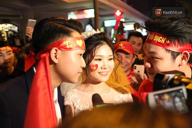 Dòng người bắt đầu đổ xuống các ngả đường, ăn mừng đội tuyển Việt Nam vào chung kết AFF Cup sau 10 năm chờ đợi-17