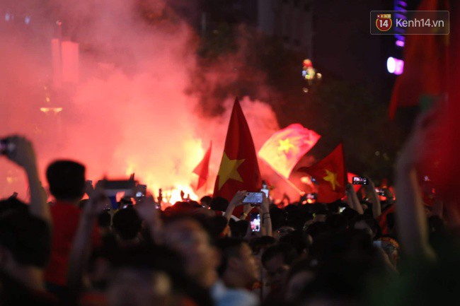 Dòng người bắt đầu đổ xuống các ngả đường, ăn mừng đội tuyển Việt Nam vào chung kết AFF Cup sau 10 năm chờ đợi-19