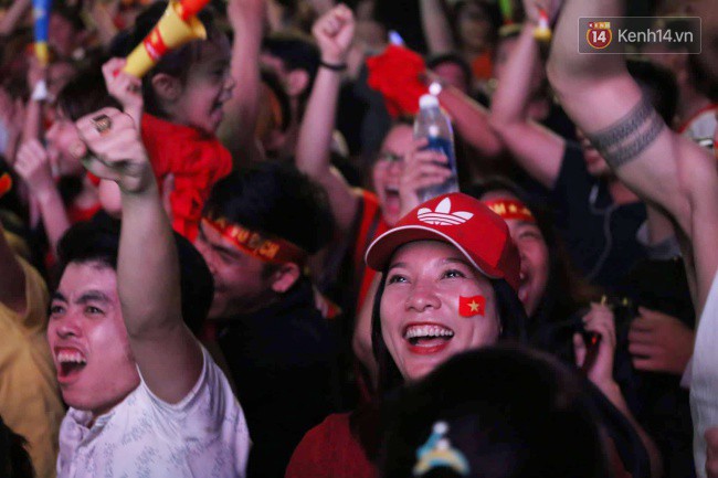 Dòng người bắt đầu đổ xuống các ngả đường, ăn mừng đội tuyển Việt Nam vào chung kết AFF Cup sau 10 năm chờ đợi-20