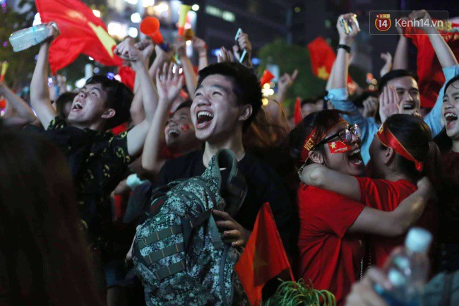 Dòng người bắt đầu đổ xuống các ngả đường, ăn mừng đội tuyển Việt Nam vào chung kết AFF Cup sau 10 năm chờ đợi-21