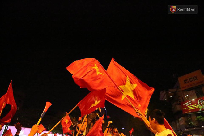 Dòng người bắt đầu đổ xuống các ngả đường, ăn mừng đội tuyển Việt Nam vào chung kết AFF Cup sau 10 năm chờ đợi-15
