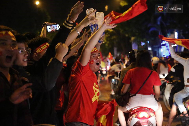 Dòng người bắt đầu đổ xuống các ngả đường, ăn mừng đội tuyển Việt Nam vào chung kết AFF Cup sau 10 năm chờ đợi-14