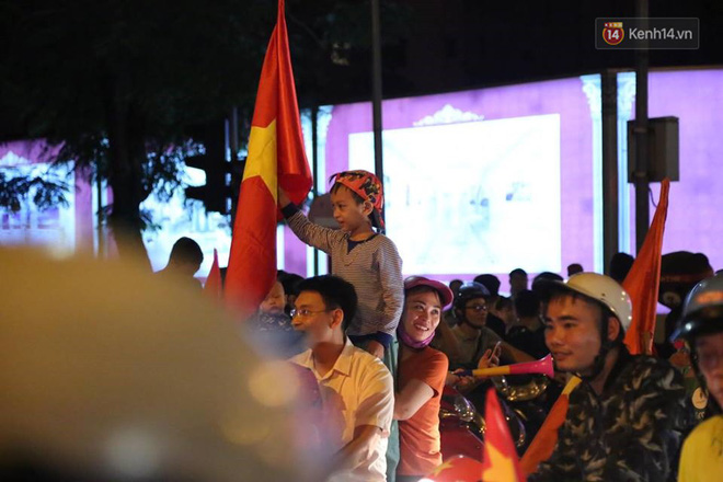 Dòng người bắt đầu đổ xuống các ngả đường, ăn mừng đội tuyển Việt Nam vào chung kết AFF Cup sau 10 năm chờ đợi-13