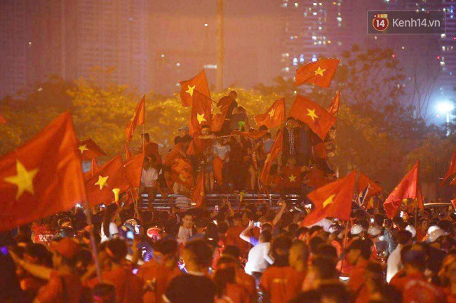 Dòng người bắt đầu đổ xuống các ngả đường, ăn mừng đội tuyển Việt Nam vào chung kết AFF Cup sau 10 năm chờ đợi-7