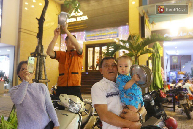 Dòng người bắt đầu đổ xuống các ngả đường, ăn mừng đội tuyển Việt Nam vào chung kết AFF Cup sau 10 năm chờ đợi-2