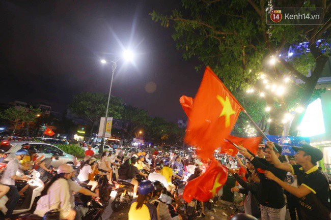 Dòng người bắt đầu đổ xuống các ngả đường, ăn mừng đội tuyển Việt Nam vào chung kết AFF Cup sau 10 năm chờ đợi-3