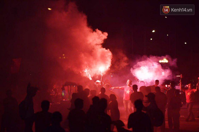 Dòng người bắt đầu đổ xuống các ngả đường, ăn mừng đội tuyển Việt Nam vào chung kết AFF Cup sau 10 năm chờ đợi-8