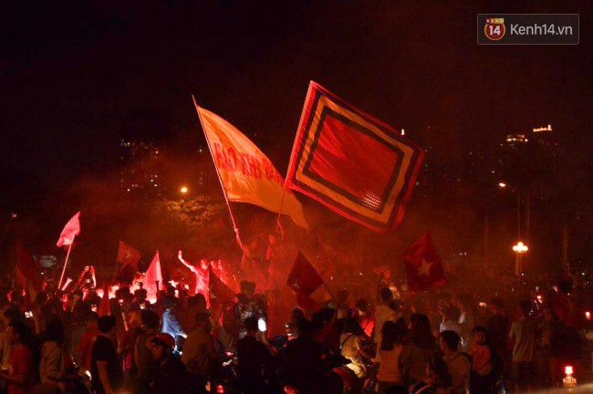 Dòng người bắt đầu đổ xuống các ngả đường, ăn mừng đội tuyển Việt Nam vào chung kết AFF Cup sau 10 năm chờ đợi-10
