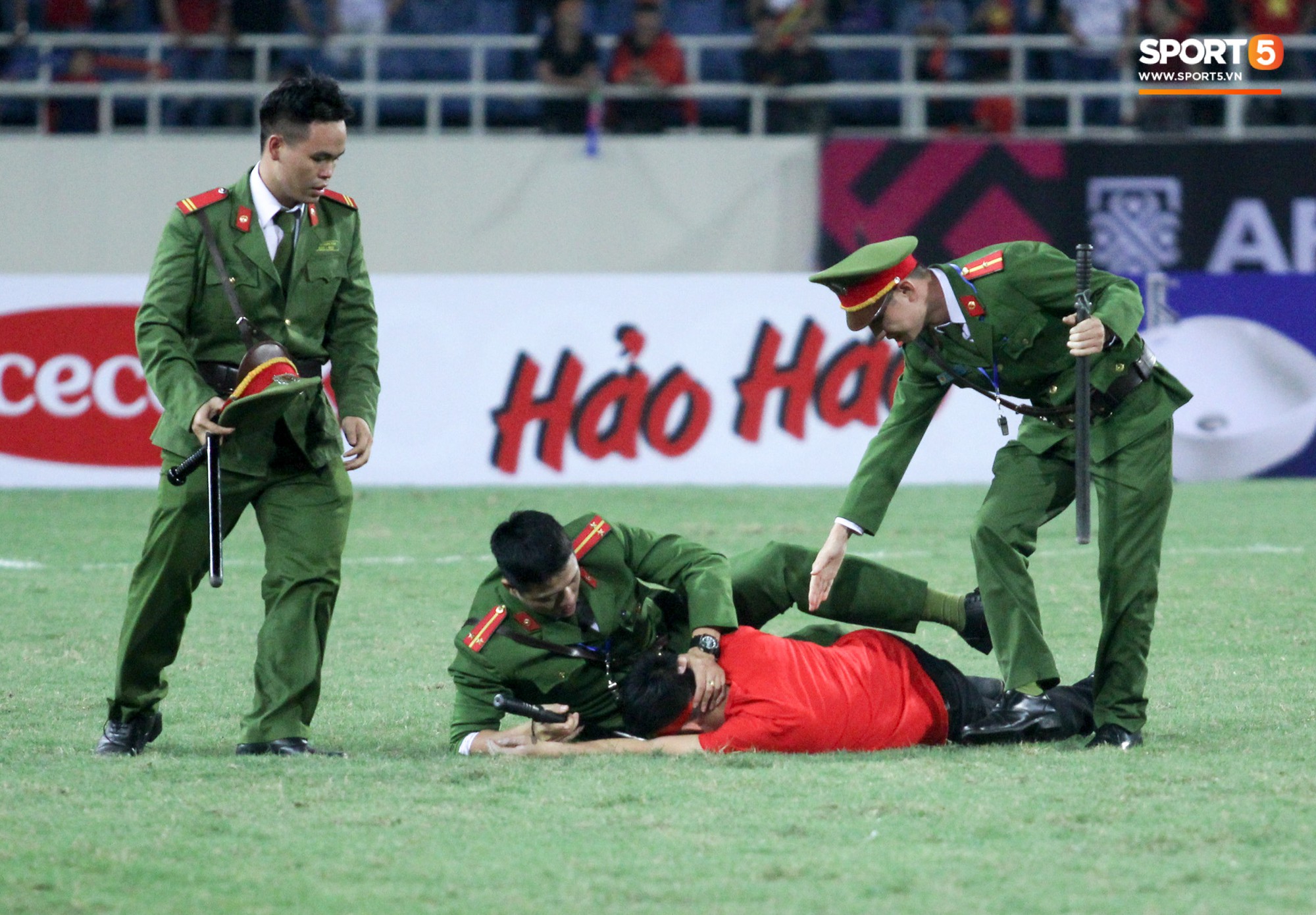 Đội trưởng tuyển Việt Nam hành động đẹp với fan quá khích khiến cả sân vỗ tay tán thưởng-1