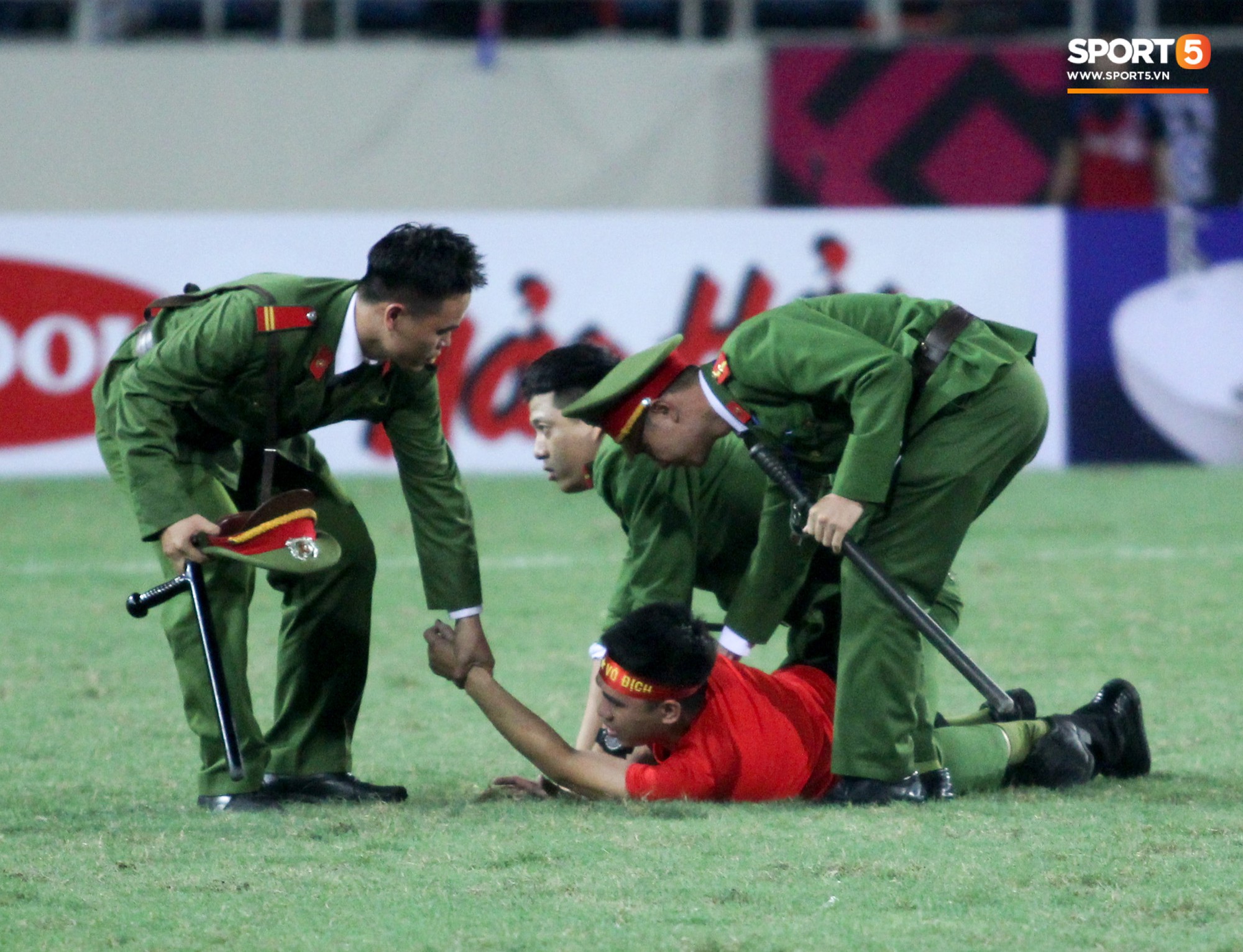 Đội trưởng tuyển Việt Nam hành động đẹp với fan quá khích khiến cả sân vỗ tay tán thưởng-2