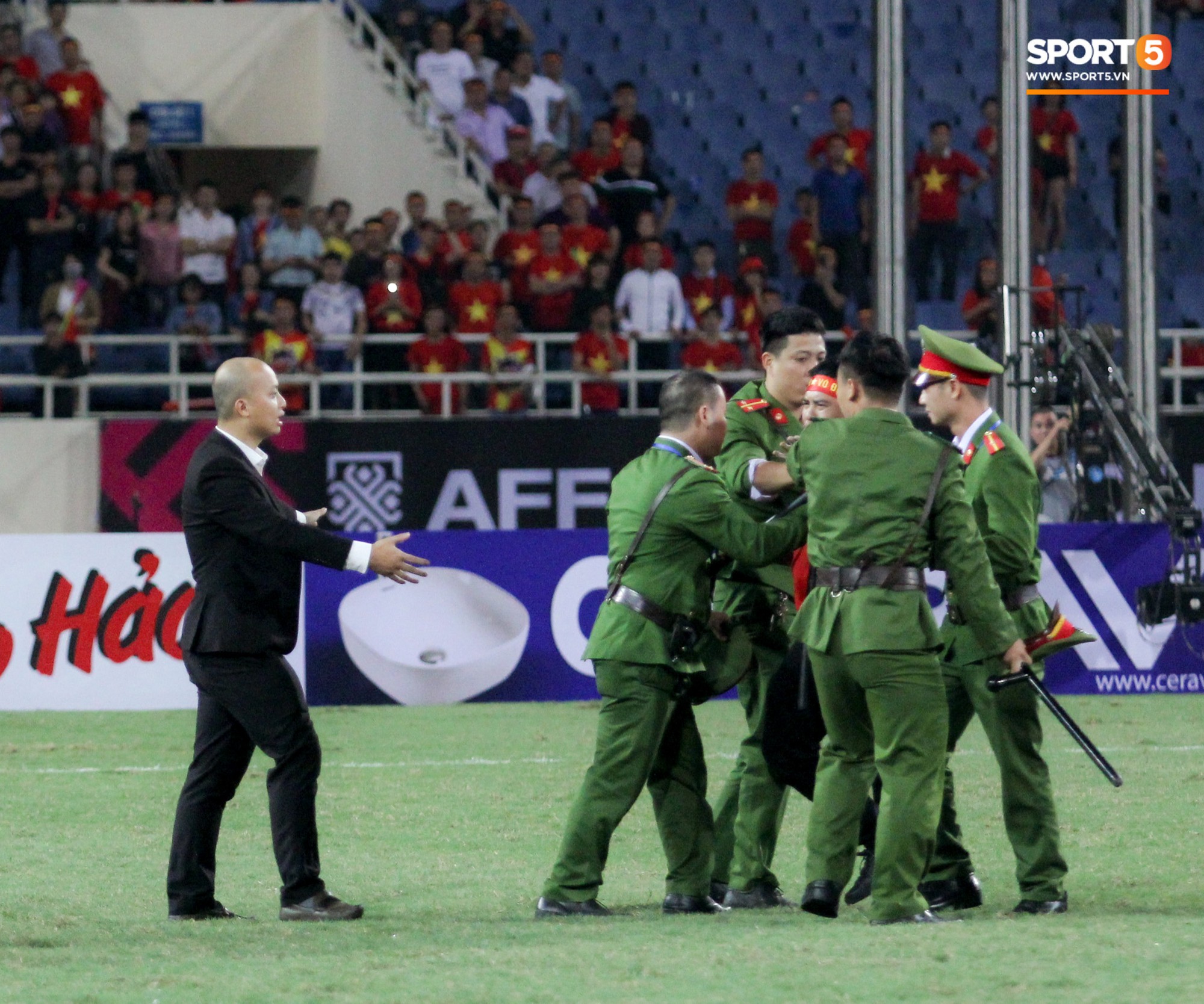 Đội trưởng tuyển Việt Nam hành động đẹp với fan quá khích khiến cả sân vỗ tay tán thưởng-3
