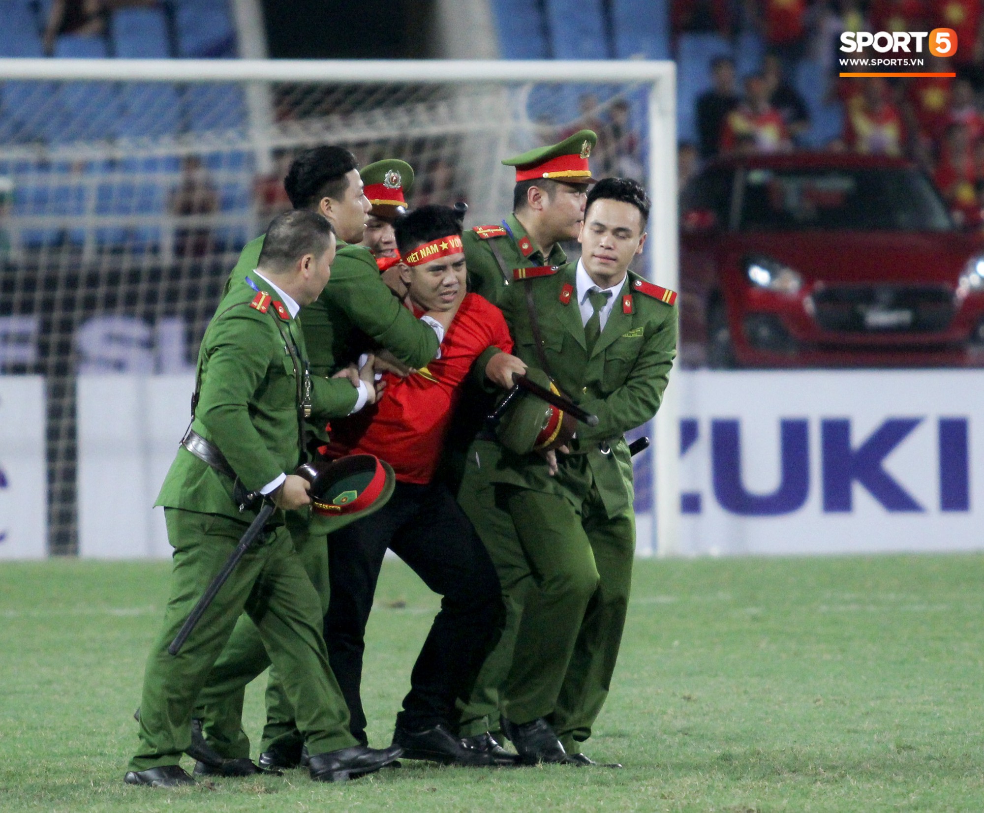 Đội trưởng tuyển Việt Nam hành động đẹp với fan quá khích khiến cả sân vỗ tay tán thưởng-4