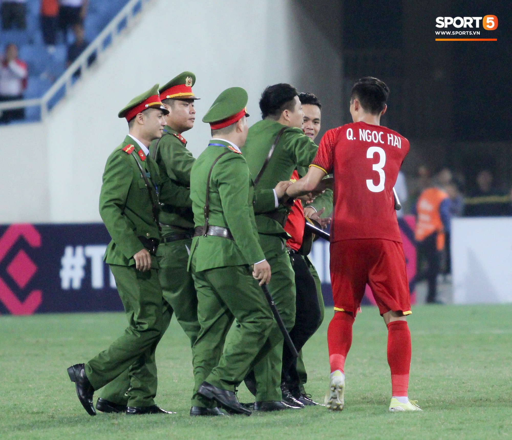 Đội trưởng tuyển Việt Nam hành động đẹp với fan quá khích khiến cả sân vỗ tay tán thưởng-5